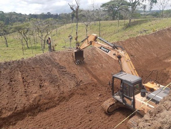 Maquinaria en el camino Cuapa–La Libertad
