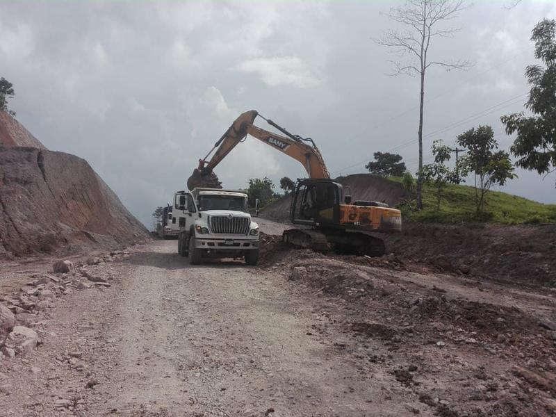 Maquinaria pesada en la carretera Siuna–Rosita